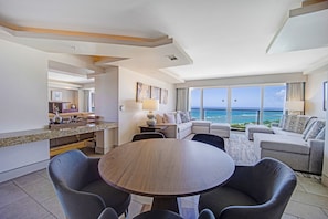 Flat-screen TV - Ala Moana Hotelcondo by Luana Vacation Rental (Honolulu)