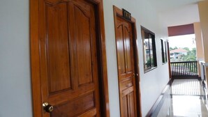 Un pasillo con dos puertas de madera, cada una numerada.