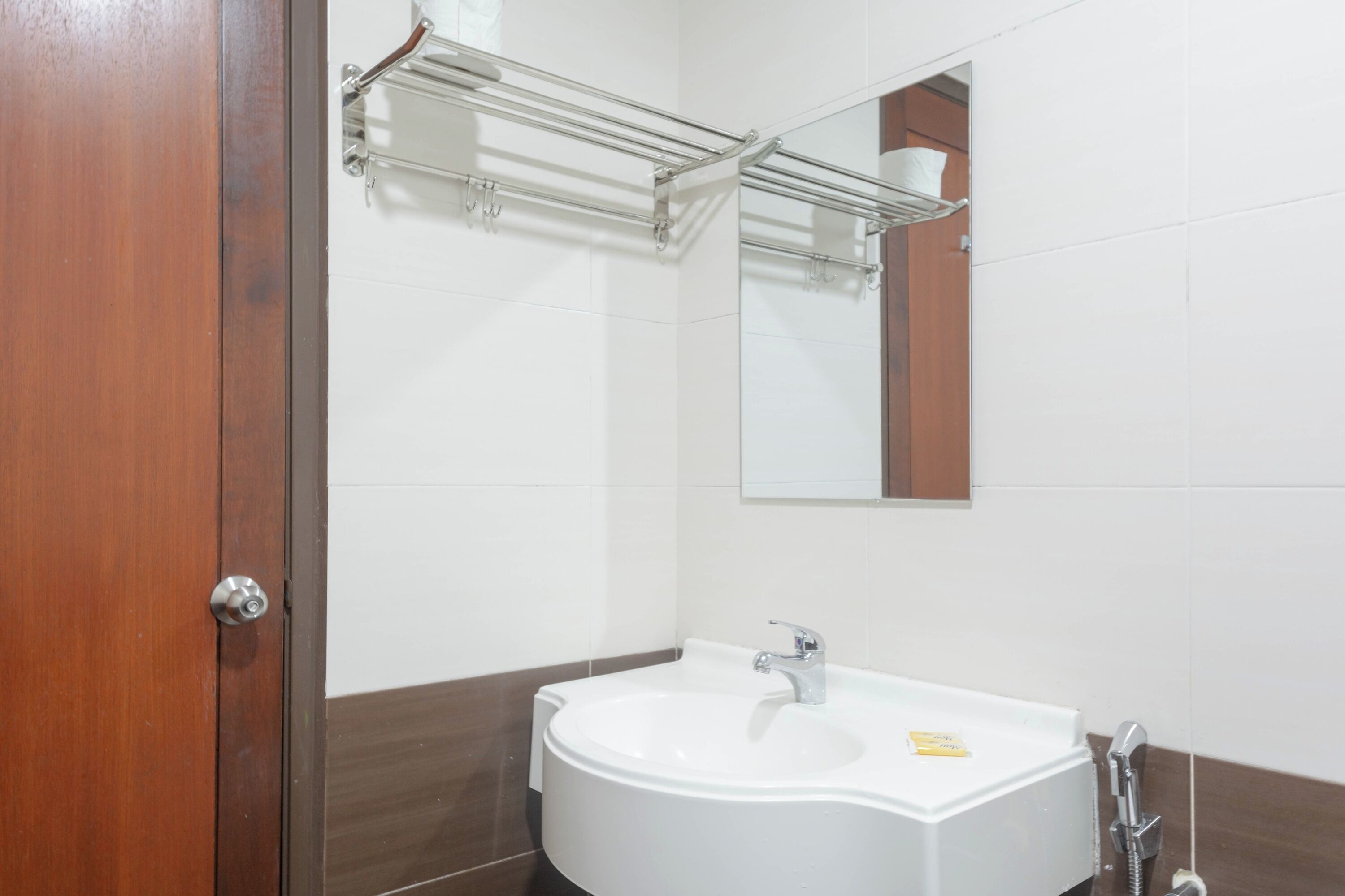 shower, rainfall showerhead, free toiletries, hair dryer