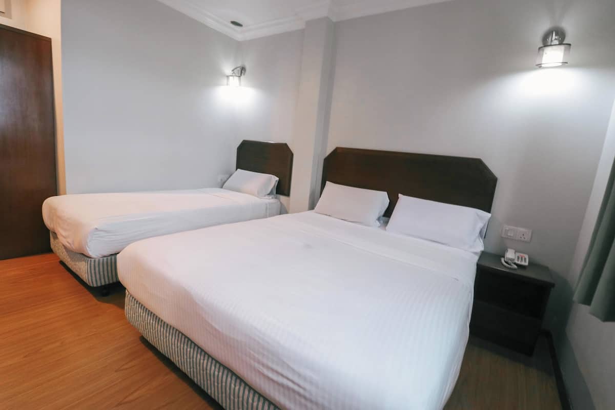 deluxe triple room | 1 bedroom, desk, iron/ironing board, free wifi