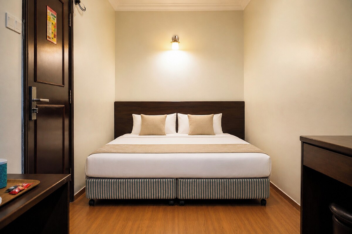 Superior Queen Room | Desk, iron/ironing board (on request), free WiFi, bed sheets