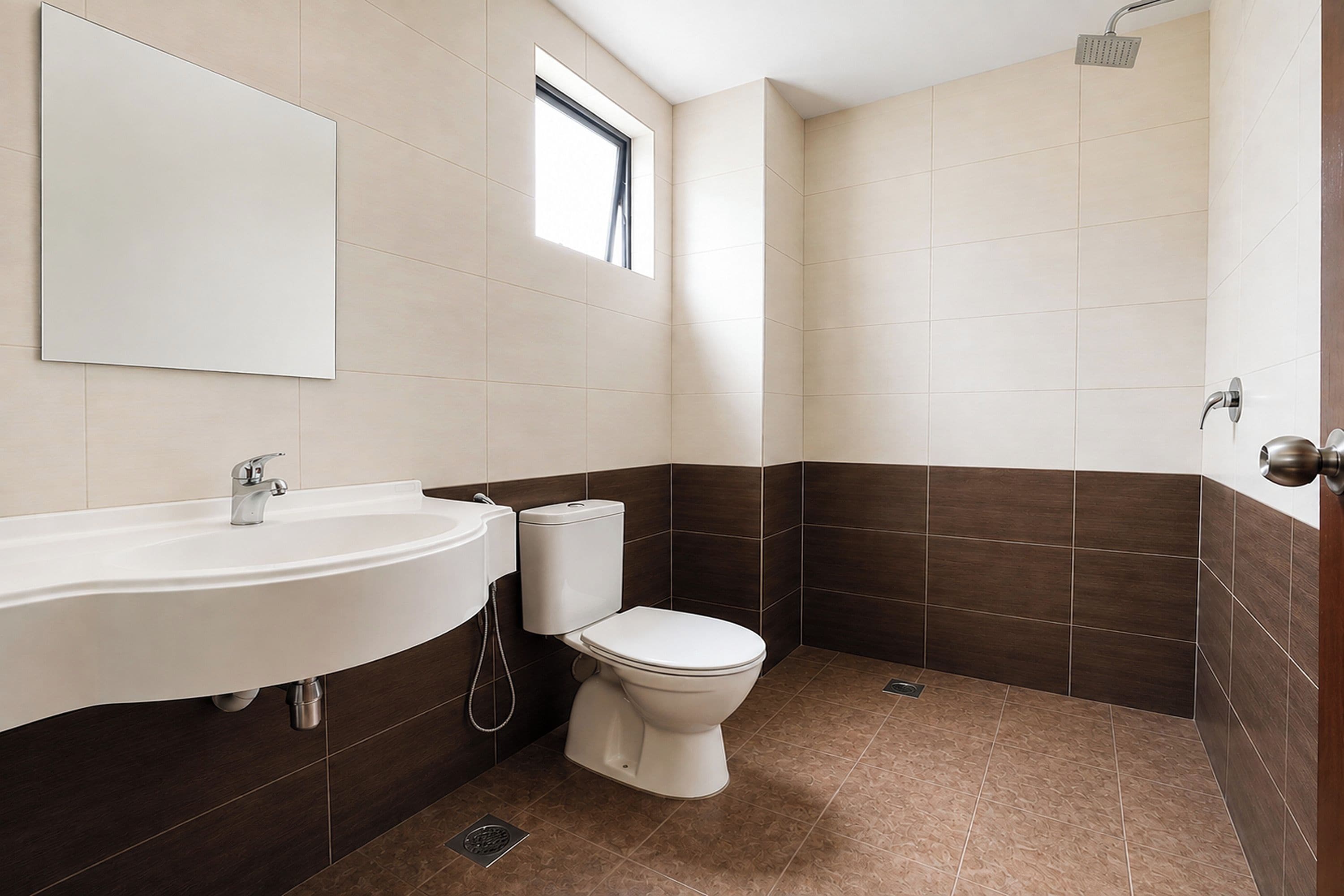 Een badkamer met een wastafel, toilet en douche.