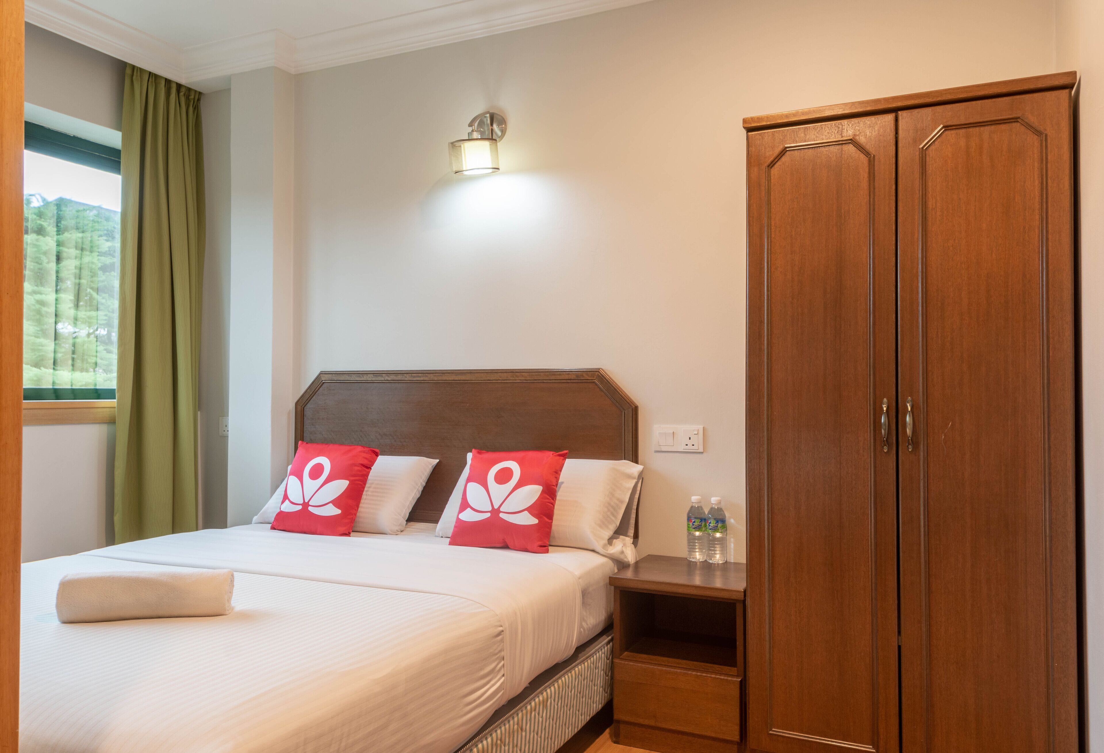 family room | 1 bedroom, desk, iron/ironing board, free wifi