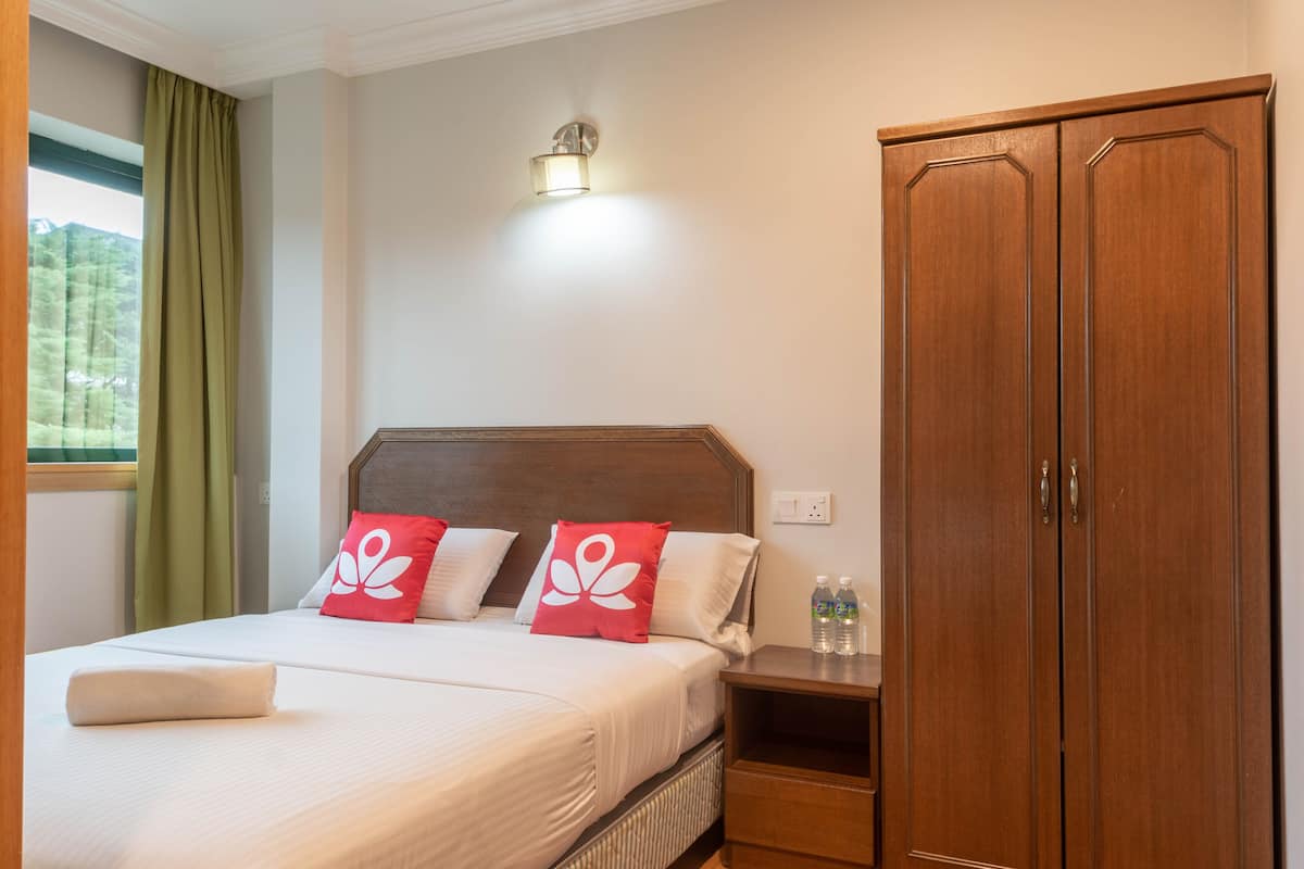 family room | 1 bedroom, desk, iron/ironing board, free wifi