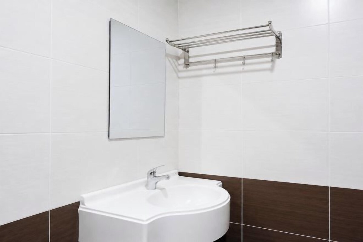 Bathroom | Shower, rainfall showerhead, free toiletries, hair dryer (on request)