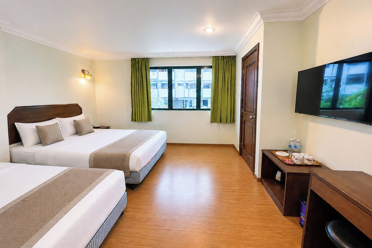 Deluxe Triple Room | Desk, iron/ironing board (on request), free WiFi, bed sheets
