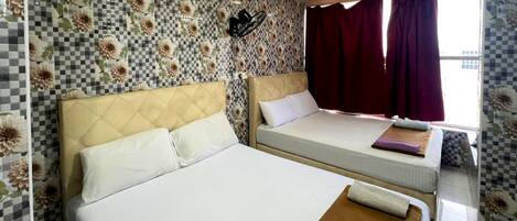 Quad Room | Iron/ironing board, free WiFi