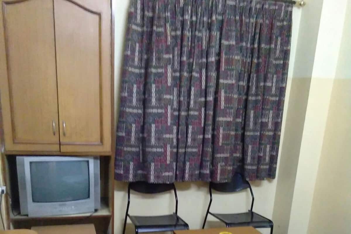 1 bedroom, bed sheets