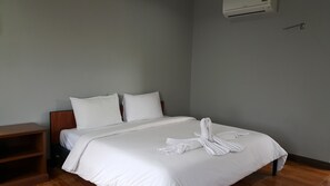 Desk, rollaway beds, free WiFi - Garden House Resort (Surat Thani)