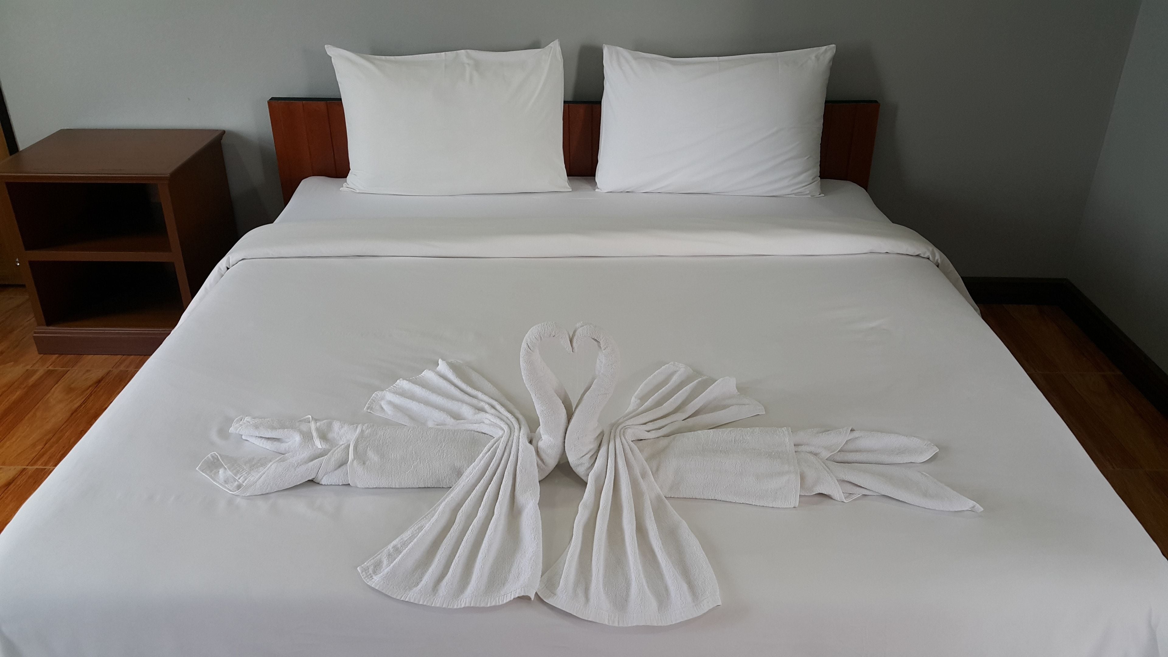 مكتب وأسرّة قابلة للطي وواي فاي مجانًا