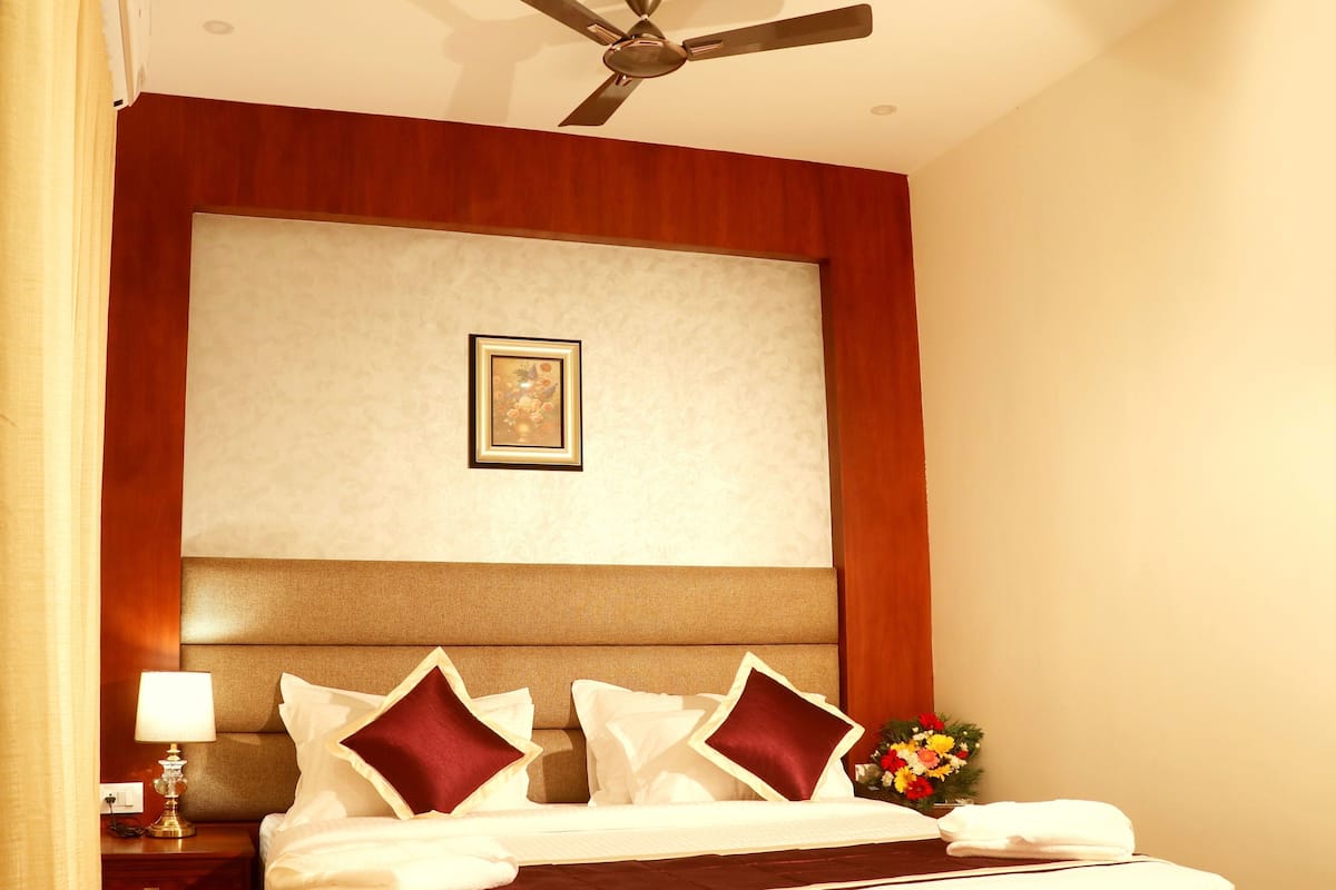 Deluxe Suite (AC) | In-room safe, desk, soundproofing, iron/ironing board