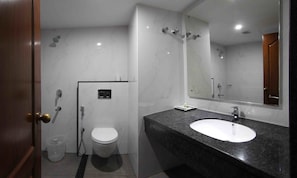 Executive-Zimmer (AC) | Badezimmer | Dusche, kostenlose Toilettenartikel, Handtücher