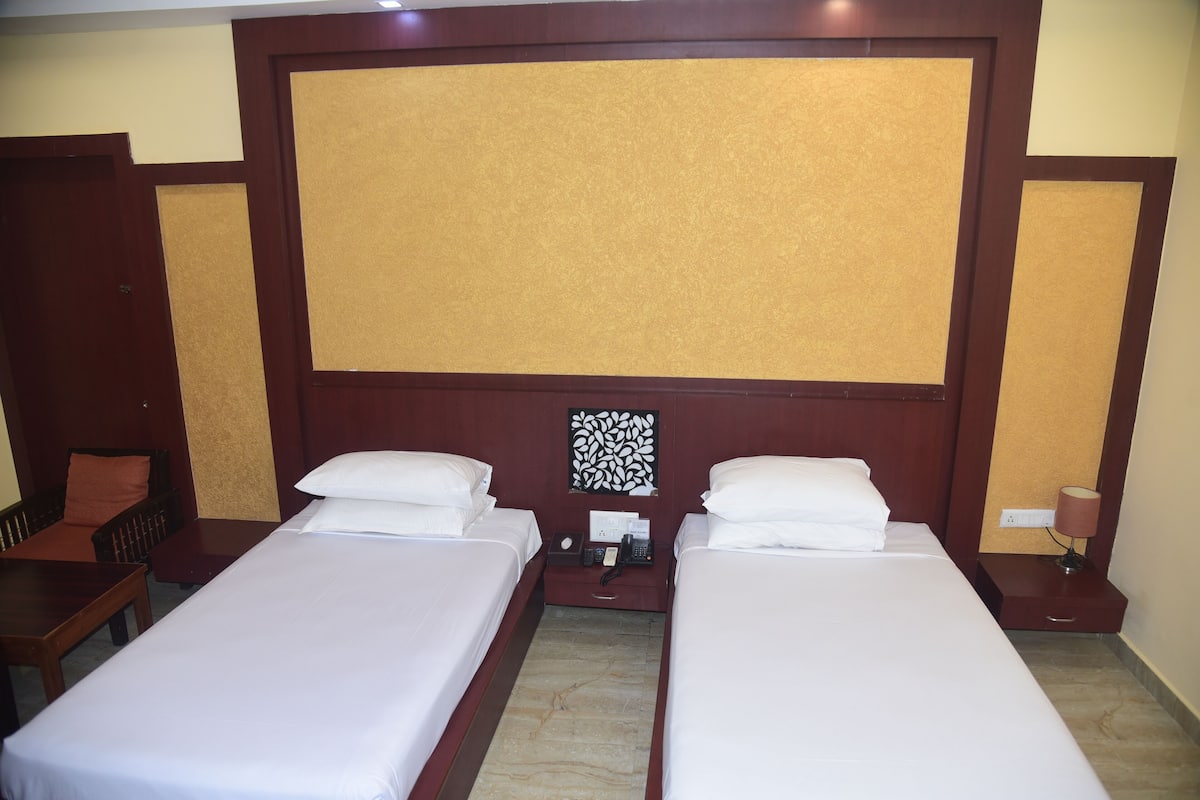 Habitación estándar con 2 camas individuales, para no fumadores, vista al jardín | 1 habitación y caja de seguridad en la habitación