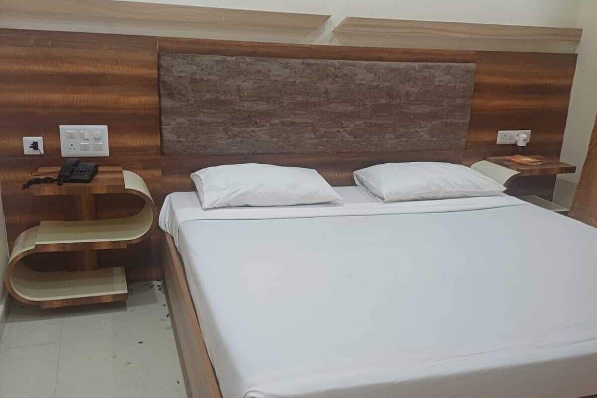 Quarto quádruplo luxo, para não fumantes, vista para o jardim | 1 quarto, cofres nos quartos, ferros/tábuas de passar roupa
