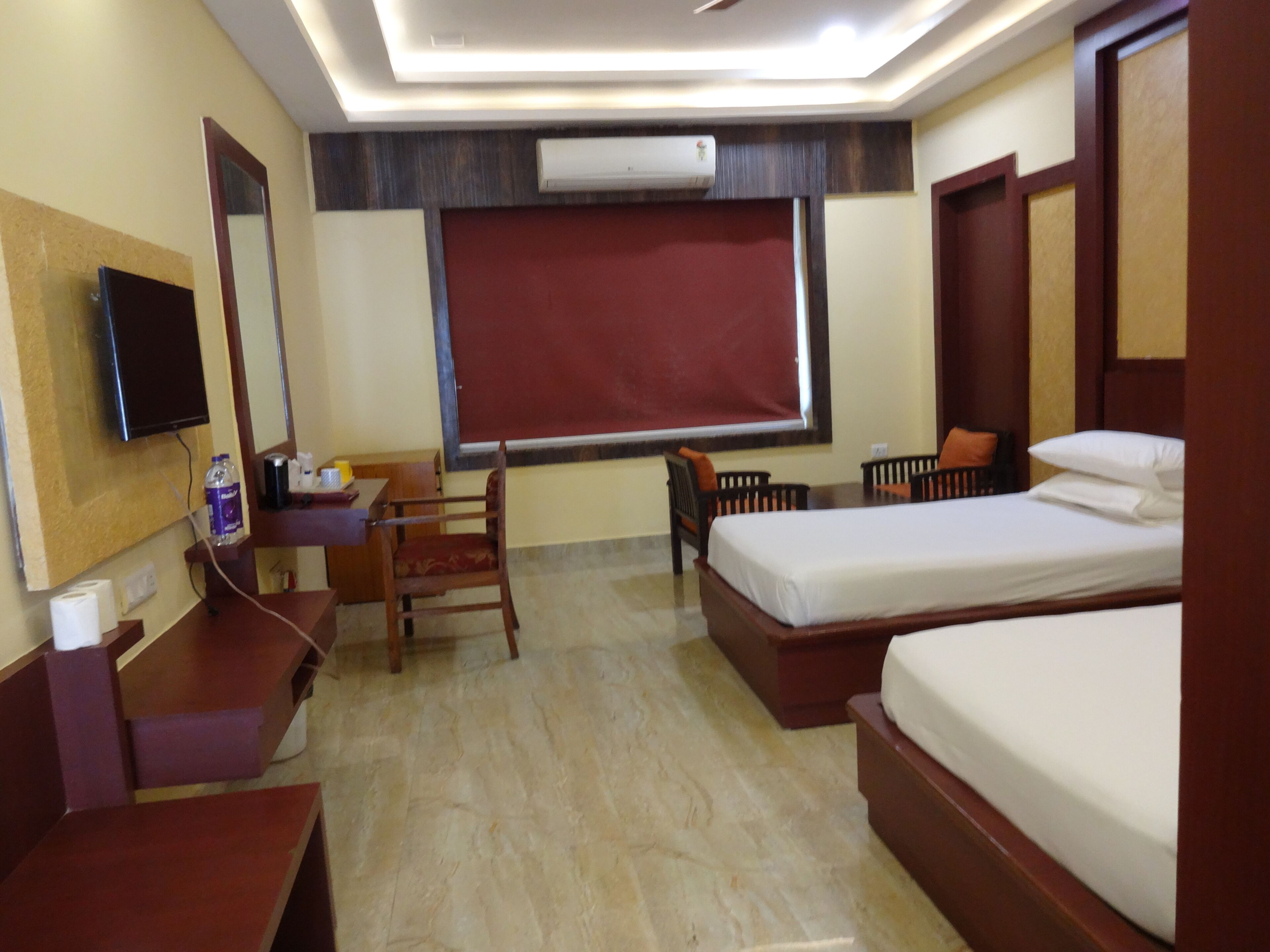 Chambre Deluxe avec lits jumeaux, 2 lits une place, non-fumeurs, vue jardin | 1 chambre, coffres-forts dans les chambres, fer et planche à repasser