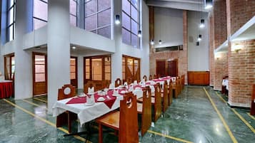 供應早餐、午餐、晚餐;多國菜