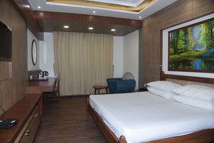 Deluxe Double Room, Non Smoking, Garden View | 1 bedroom, in-room safe, iron/ironing board, free WiFi