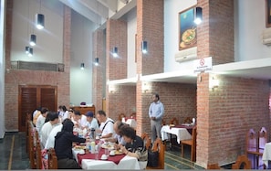 Café da manhã, almoço e jantar; culinária internacional