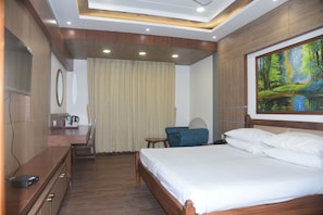 Habitación Deluxe doble, no fumadores, vistas al jardín | 1 dormitorio, caja fuerte, tabla de planchar con plancha y wifi gratis