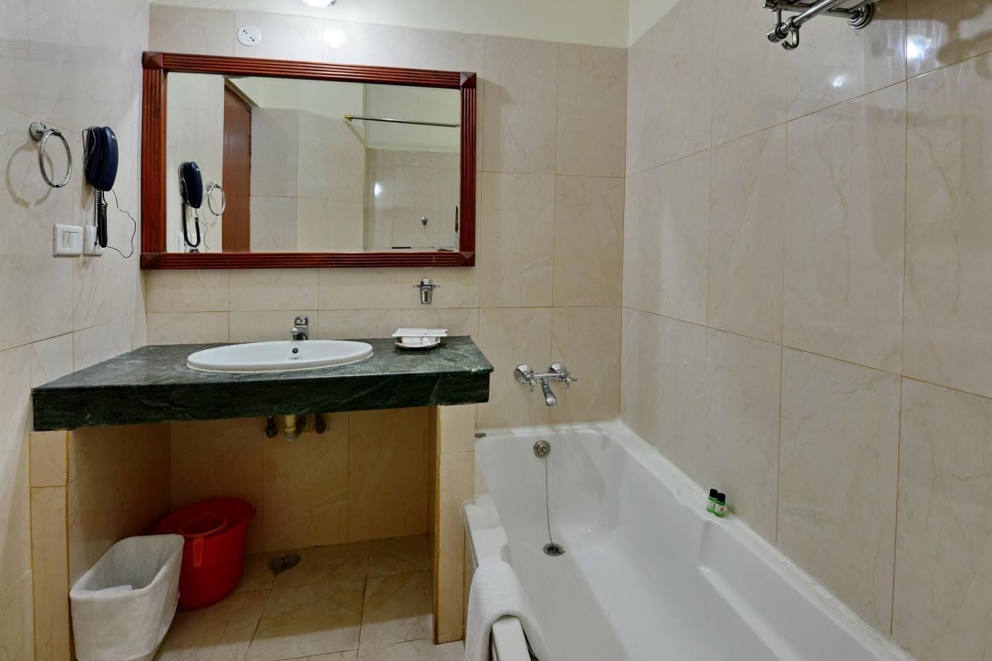 Un baño con lavabo, espejo y bañera.