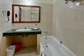 Deluxe Twin Room, 2 Single Beds, Non Smoking, Garden View | Bathroom