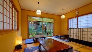 A traditional Japanese room with tatami flooring, low tables, and sliding doors. - Yufuin Waraneko no Yado (Yufu)