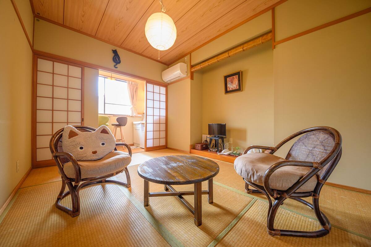 Traditional-Zimmer (Japanese Style, SharedBath From13yold)