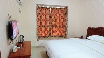 Escritorio, cortinas blackout y wifi gratis