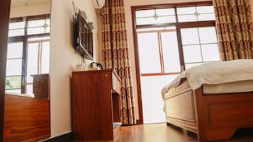 ๋๋ญ์ค๋ฃธ, ํธ์ฌ์ด์ฆ์นจ๋ 1๊ฐ | ์ฑ
์, ์๋ง ์ปคํผ, ๋ฌด๋ฃ WiFi