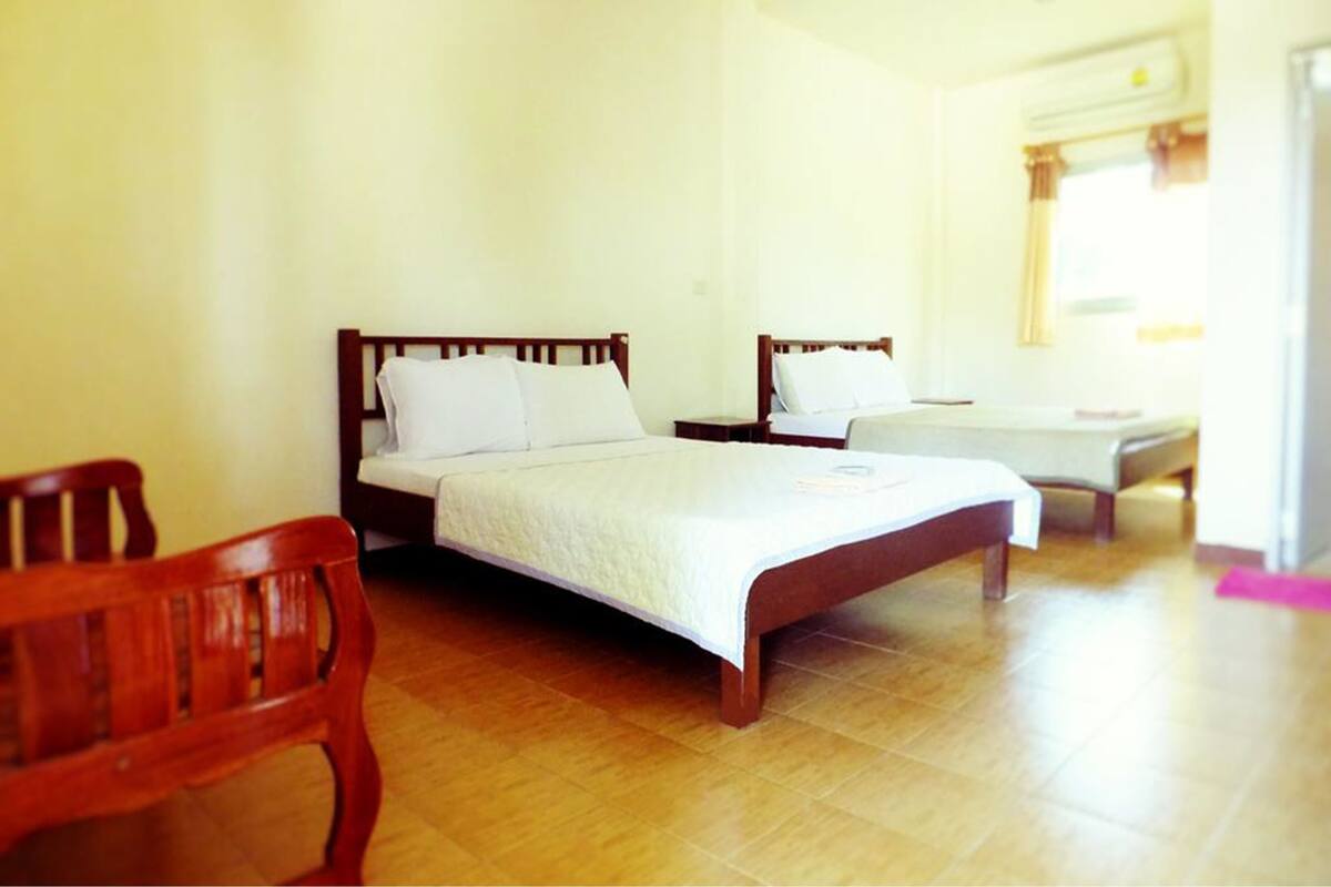 Standard Twin Room | Iron/ironing board (on request), WiFi (free)