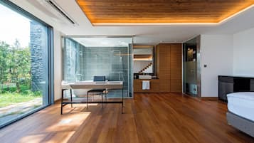 Un dormitorio moderno con techo de madera, un ventanal grande y vistas al verdor.