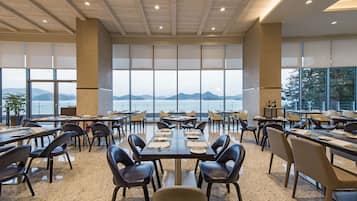 Una sala conferenze con vista panoramica sul mare e sulle montagne.