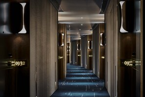 Chăn bông, minibar, két bảo mật tại phòng, bàn 