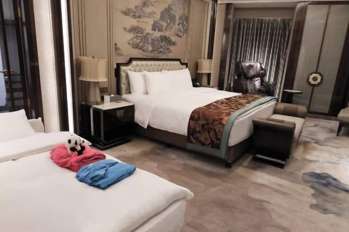 Premium bedding, down duvets, minibar, in-room safe