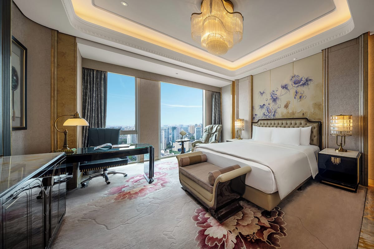 Phòng Executive | Bộ đồ giường cao cấp, chăn bông, minibar, két bảo mật tại phòng 