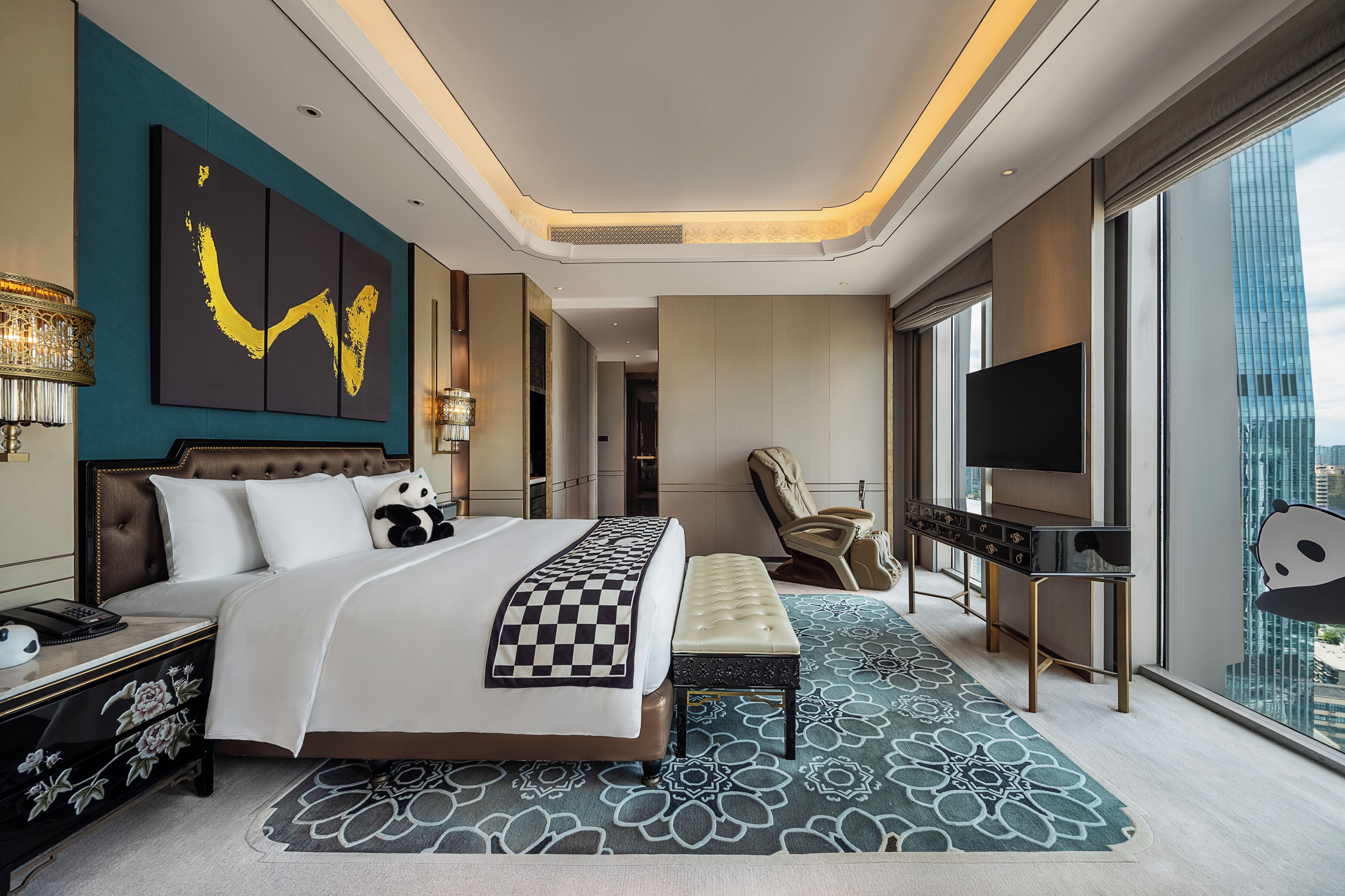 Una habitación de hotel moderna con una cama grande, una silla de masaje, un televisor y vistas a la ciudad.