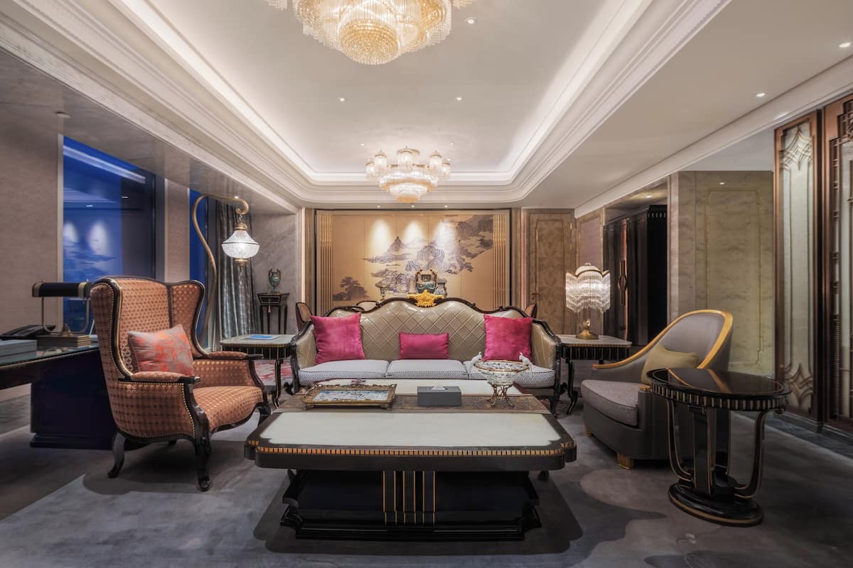 Phòng Suite Premier | Bộ đồ giường cao cấp, chăn bông, minibar, két bảo mật tại phòng 