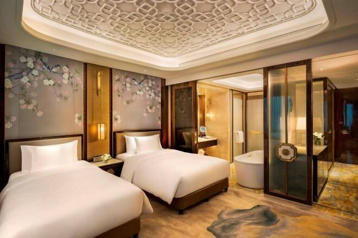 Premium bedding, down duvets, minibar, in-room safe