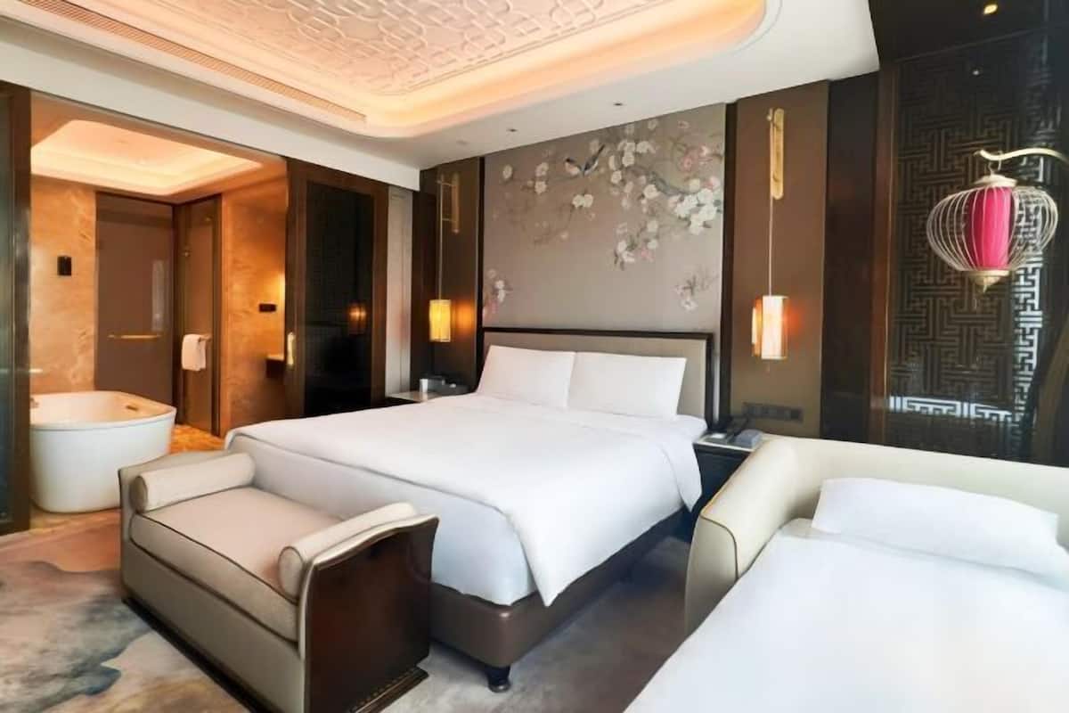 Premium bedding, down duvets, minibar, in-room safe