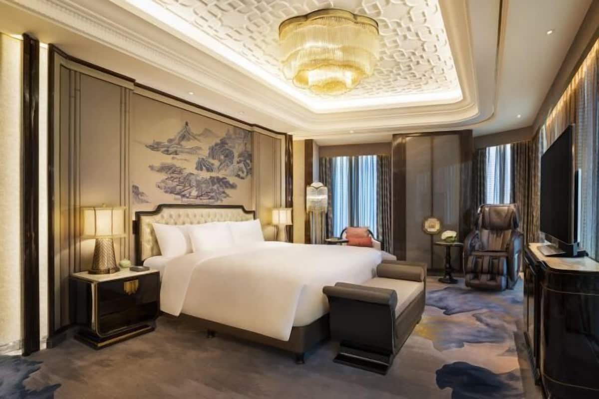 Premium bedding, down duvets, minibar, in-room safe