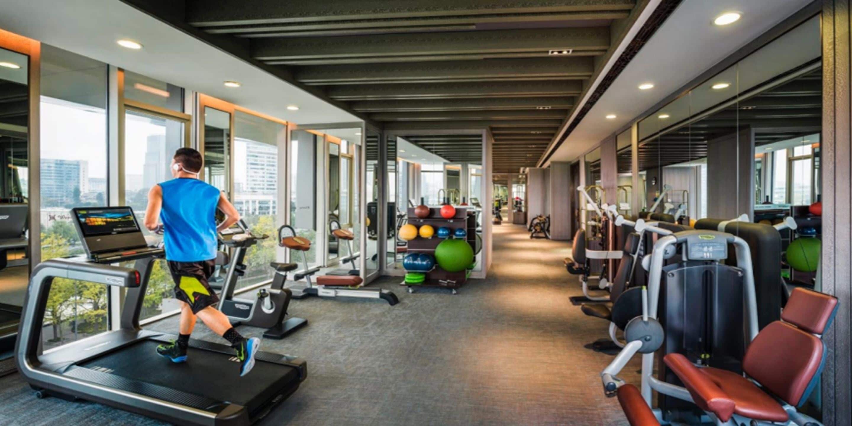 Ett modernt gym med löpband, träningsbollar och styrketräningsmaskiner.