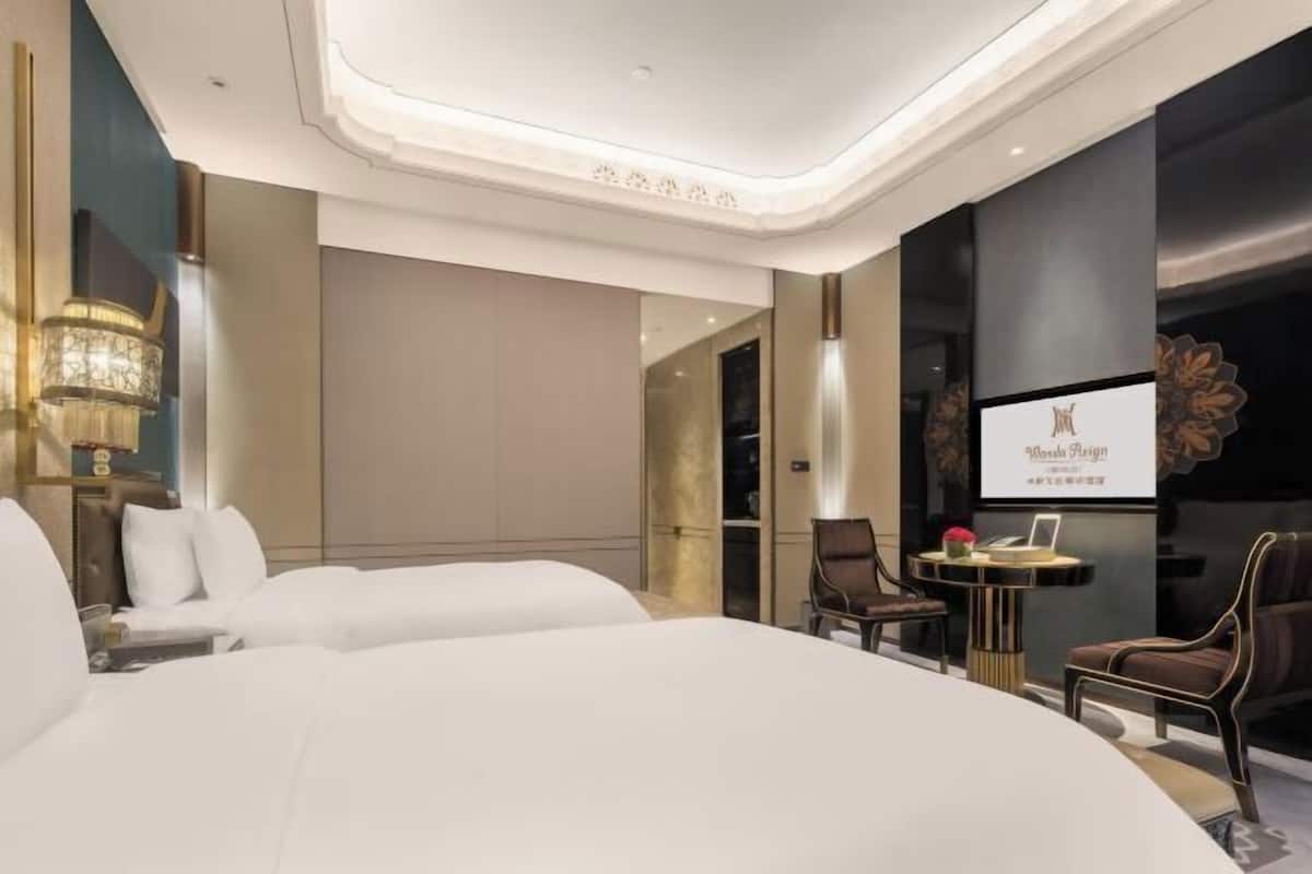 Premium bedding, down duvets, minibar, in-room safe