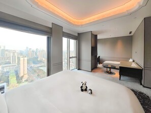 Primier Family Room | Premium bedding, down comforters, minibar, in-room safe - Wanda Reign Chengdu (Chengdu)