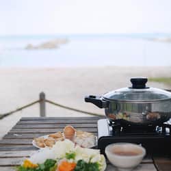 Se sirven almuerzos y cenas; parrillada; con vista a la playa