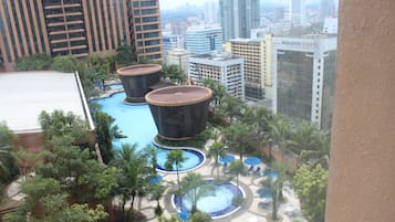 Kolam renang terbuka, dibuka dari pukul 7:00 hingga 19:00, payung kolam