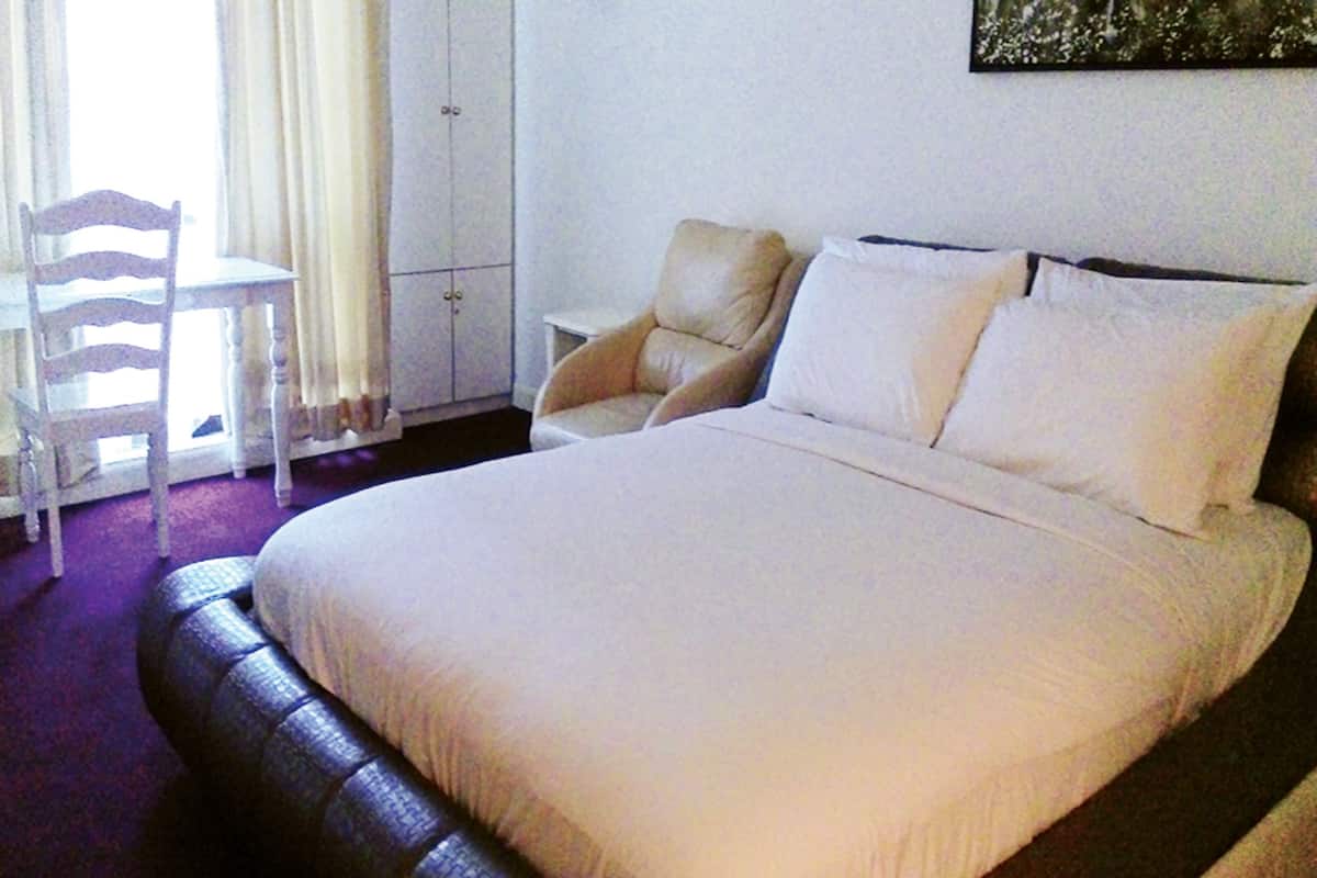 Business Studio Suite | 1 bedroom, in-room safe, desk, blackout drapes