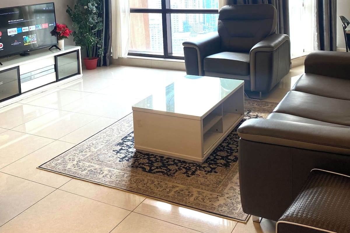 VÀrdeförvaringsskÄp pÄ rummet, skrivbord och mörklÀggningsgardiner