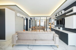 Luxury Penthouse | Laptop workspace, free WiFi, bed sheets