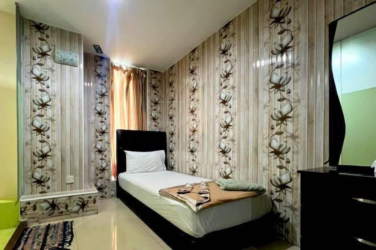 Une chambre à coucher avec un lit, des rideaux, une commode et un miroir.