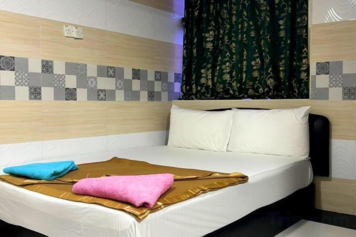 Tabla de planchar con plancha, wifi gratis y ropa de cama 